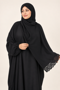 Abaya noire ample avec voile bordé de dentelle — Noir — photo studio