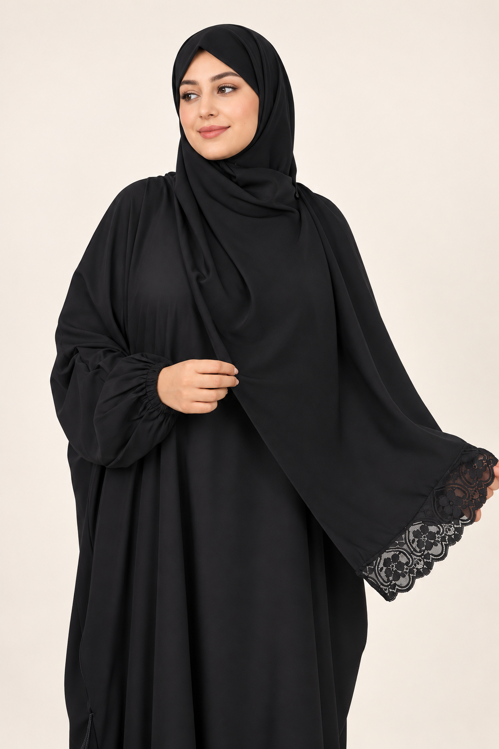 Abaya noire ample avec voile bordé de dentelle — Noir — photo studio