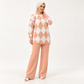 Ensemble maille à losanges et pantalon large uni — Saumon — photo studio