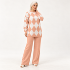 Ensemble maille à losanges et pantalon large uni — Saumon — photo studio