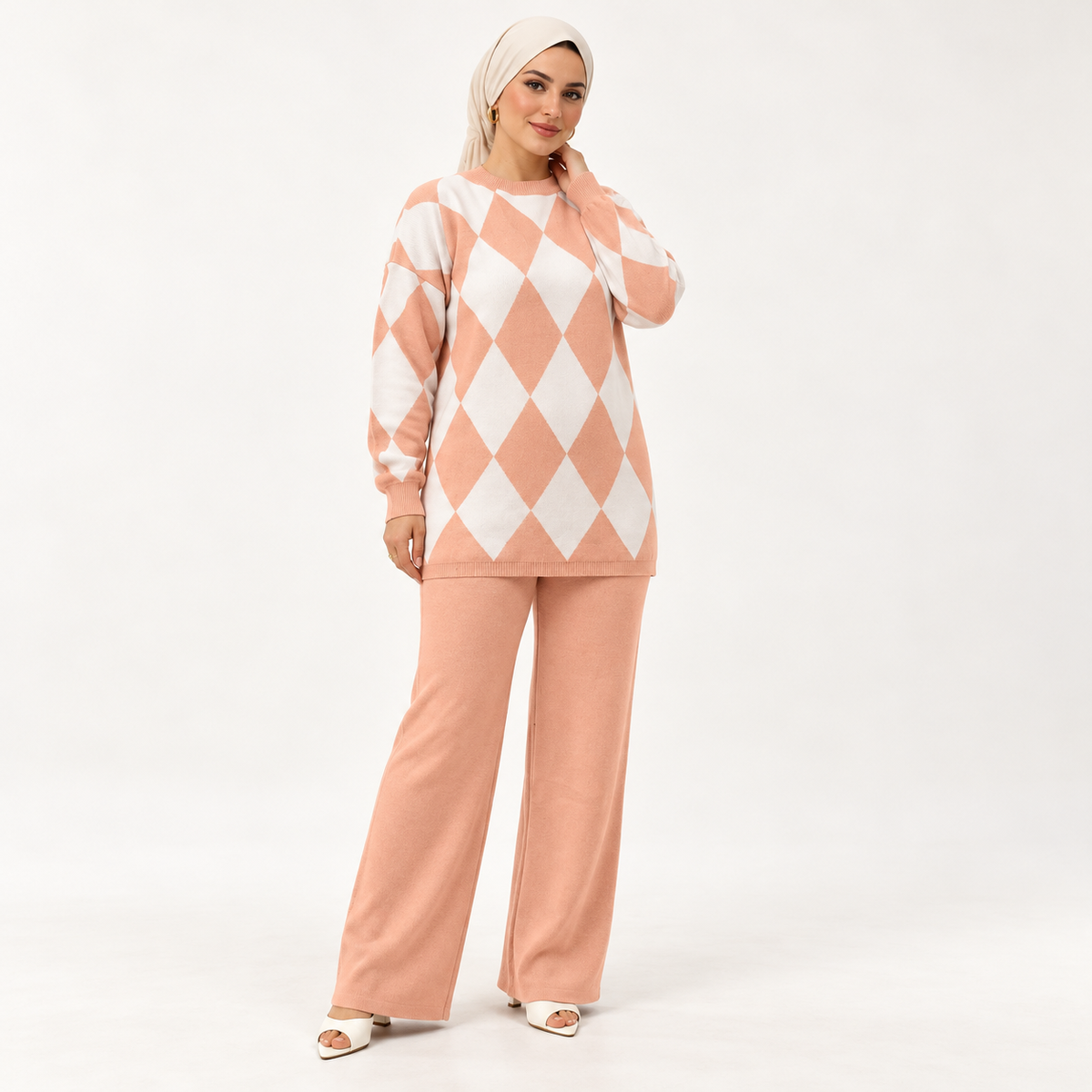 Ensemble maille à losanges et pantalon large uni — Saumon — photo studio