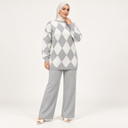 Ensemble maille à losanges et pantalon large uni — Gris clair — photo studio