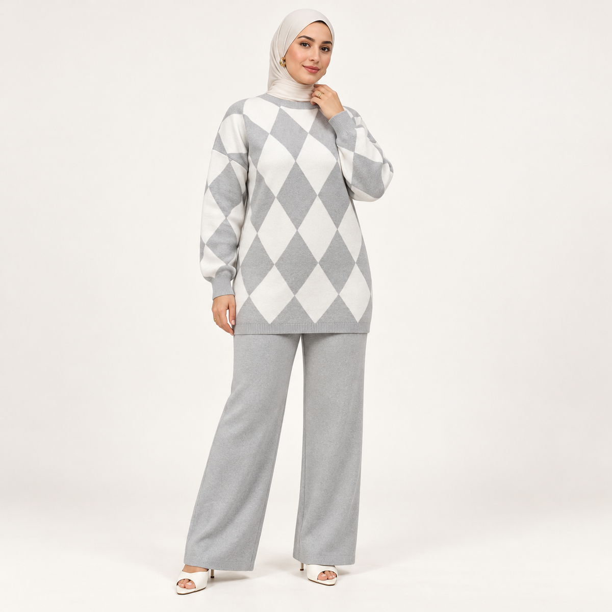 Ensemble maille à losanges et pantalon large uni — Gris clair — photo studio