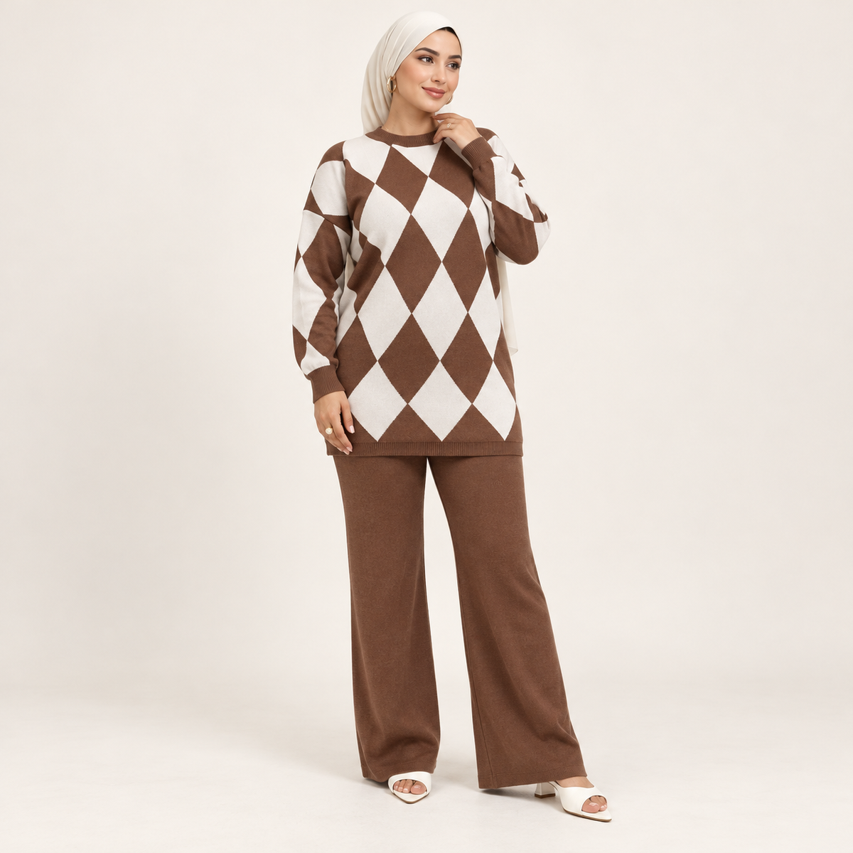 Ensemble maille à losanges et pantalon large uni — Marron — photo studio