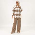 Ensemble maille à losanges et pantalon large uni — Beige foncé — photo studio