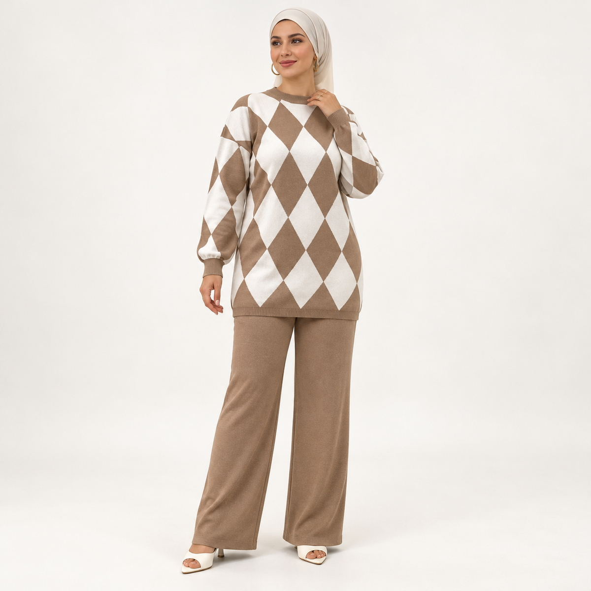 Ensemble maille à losanges et pantalon large uni — Beige foncé — photo studio
