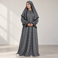Abaya à carreaux gris et dentelle noire — lumière naturelle