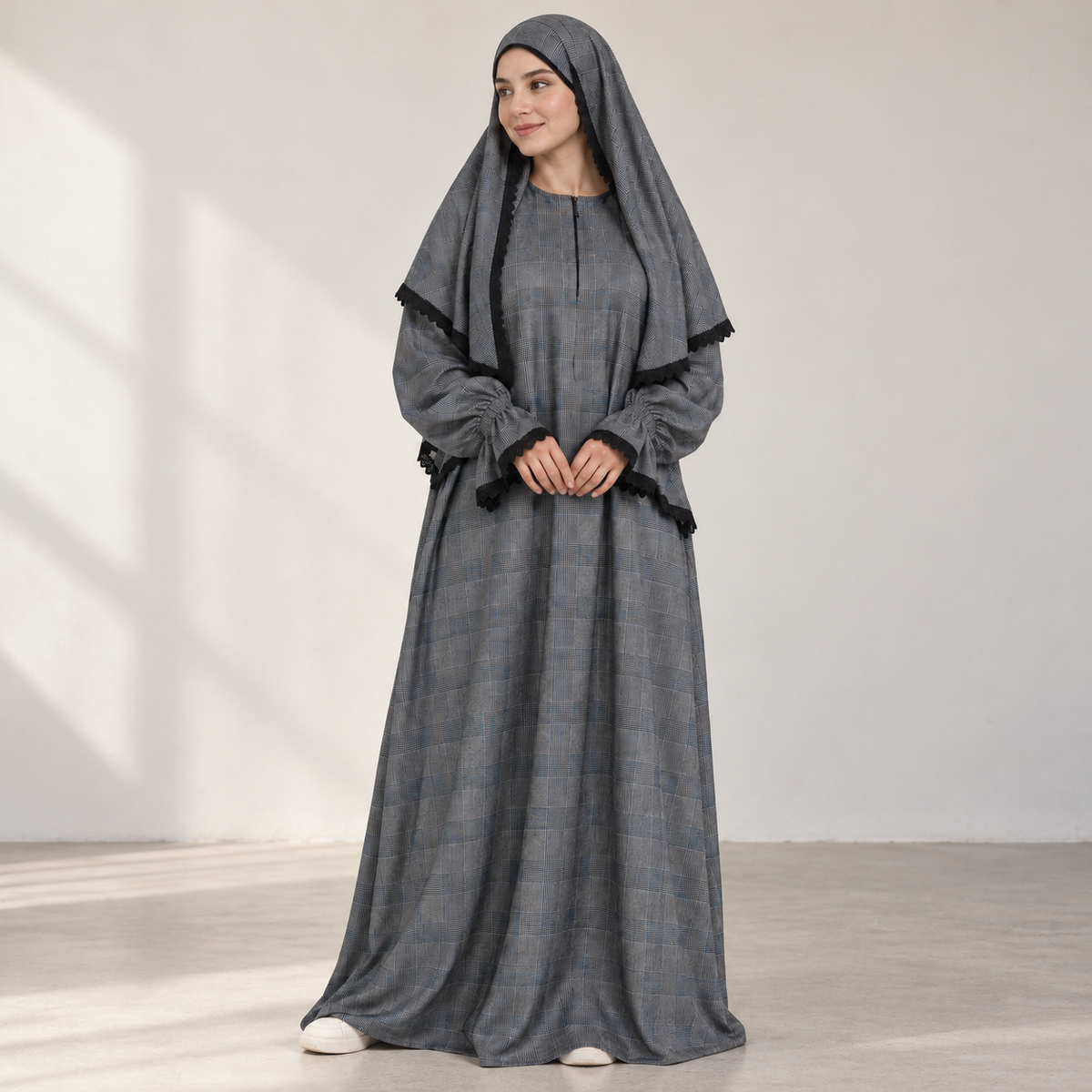 Abaya à carreaux gris et dentelle noire — lumière naturelle