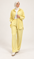 Ensemble veste zippée à capuche et pantalon large — Jaune — photo studio