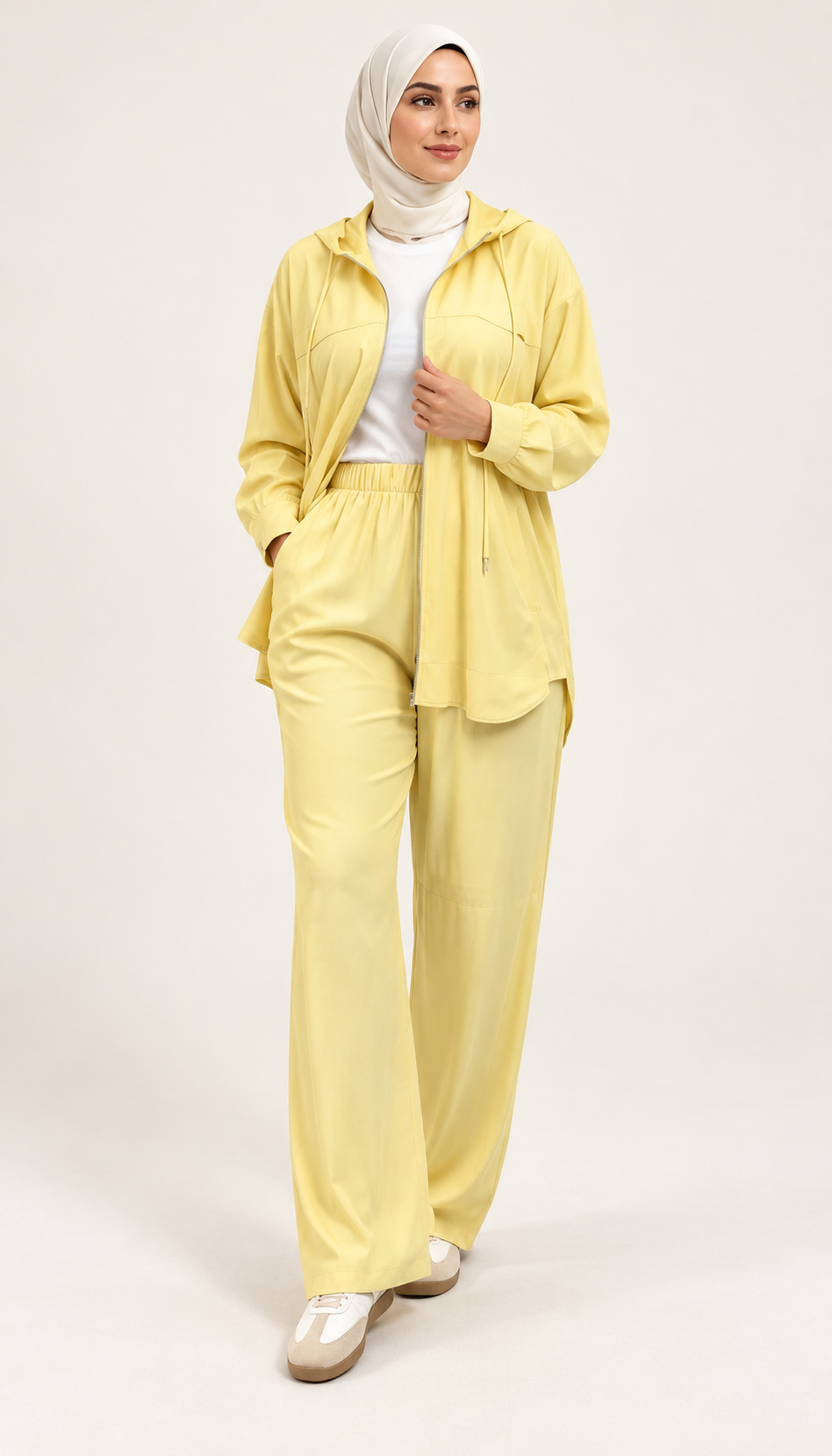 Ensemble veste zippée à capuche et pantalon large — Jaune — photo studio