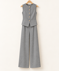 Ensemble gilet sans manches à boutons dorés et pantalon large — Gris clair — photo studio