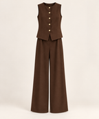 Ensemble gilet sans manches à boutons dorés et pantalon large — Marron — photo studio