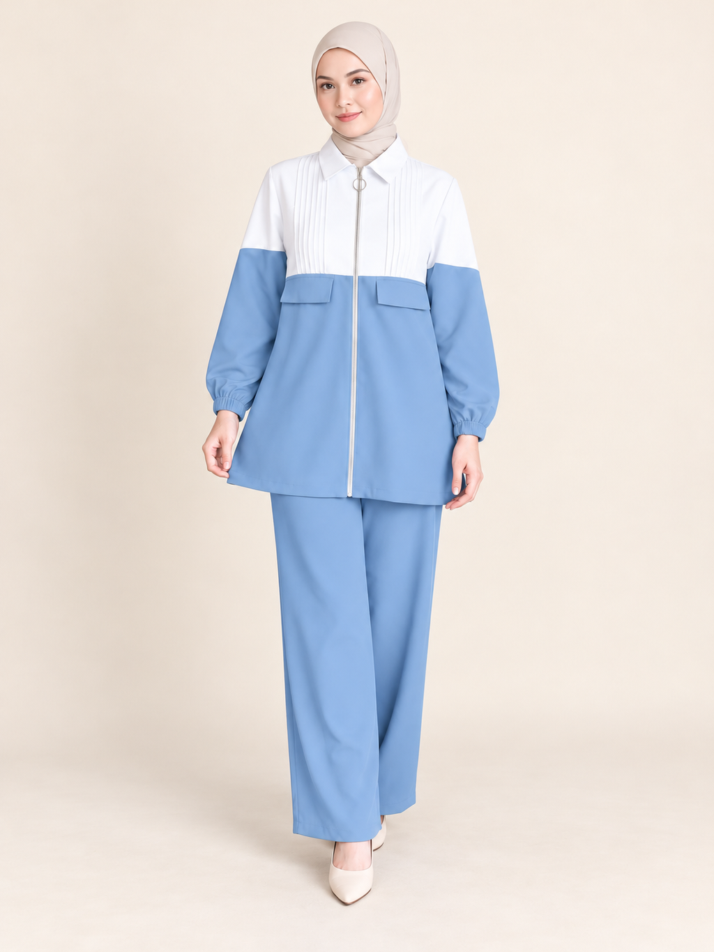 Ensemble bicolore à tunique zippée et pantalon large — Bleu ciel — photo studio