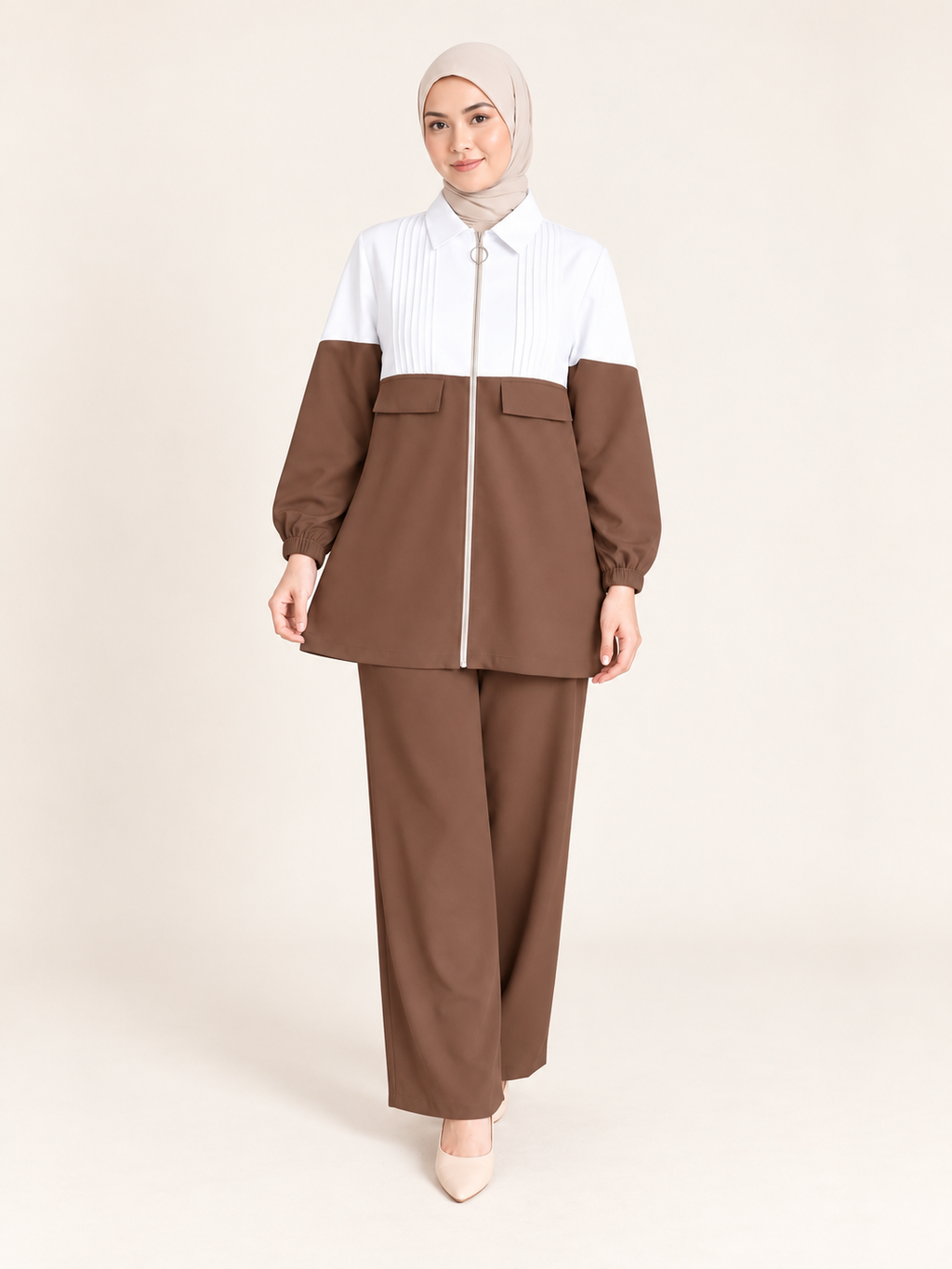 Ensemble bicolore à tunique zippée et pantalon large — Marron — photo studio