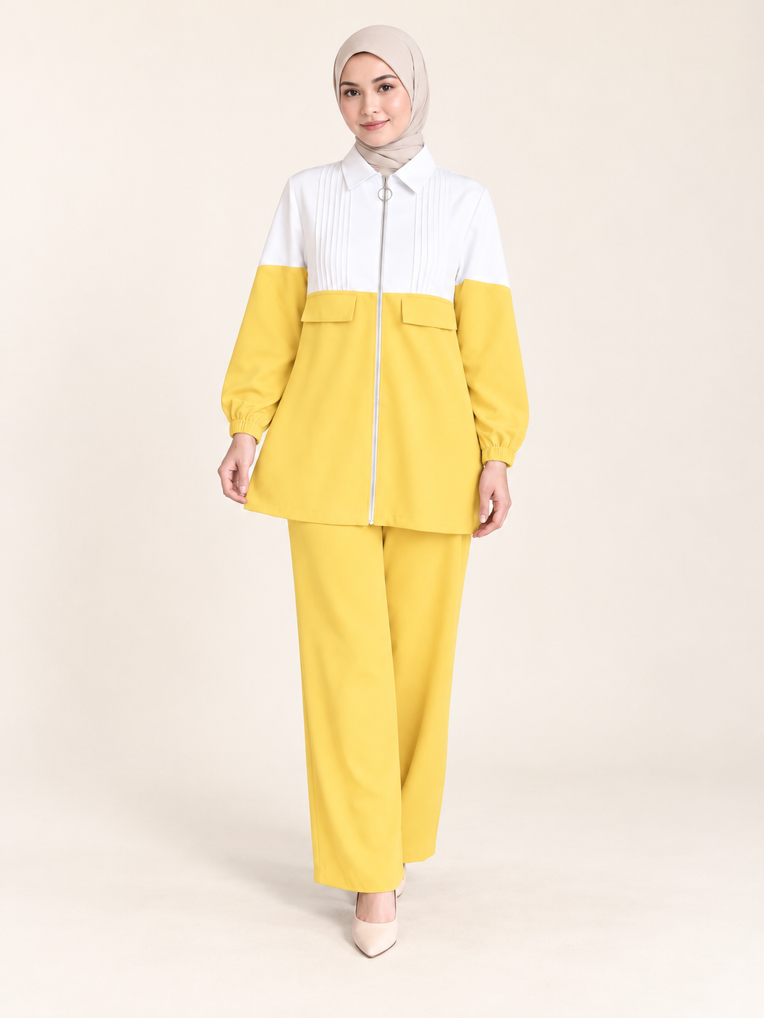 Ensemble bicolore à tunique zippée et pantalon large — Jaune — photo studio