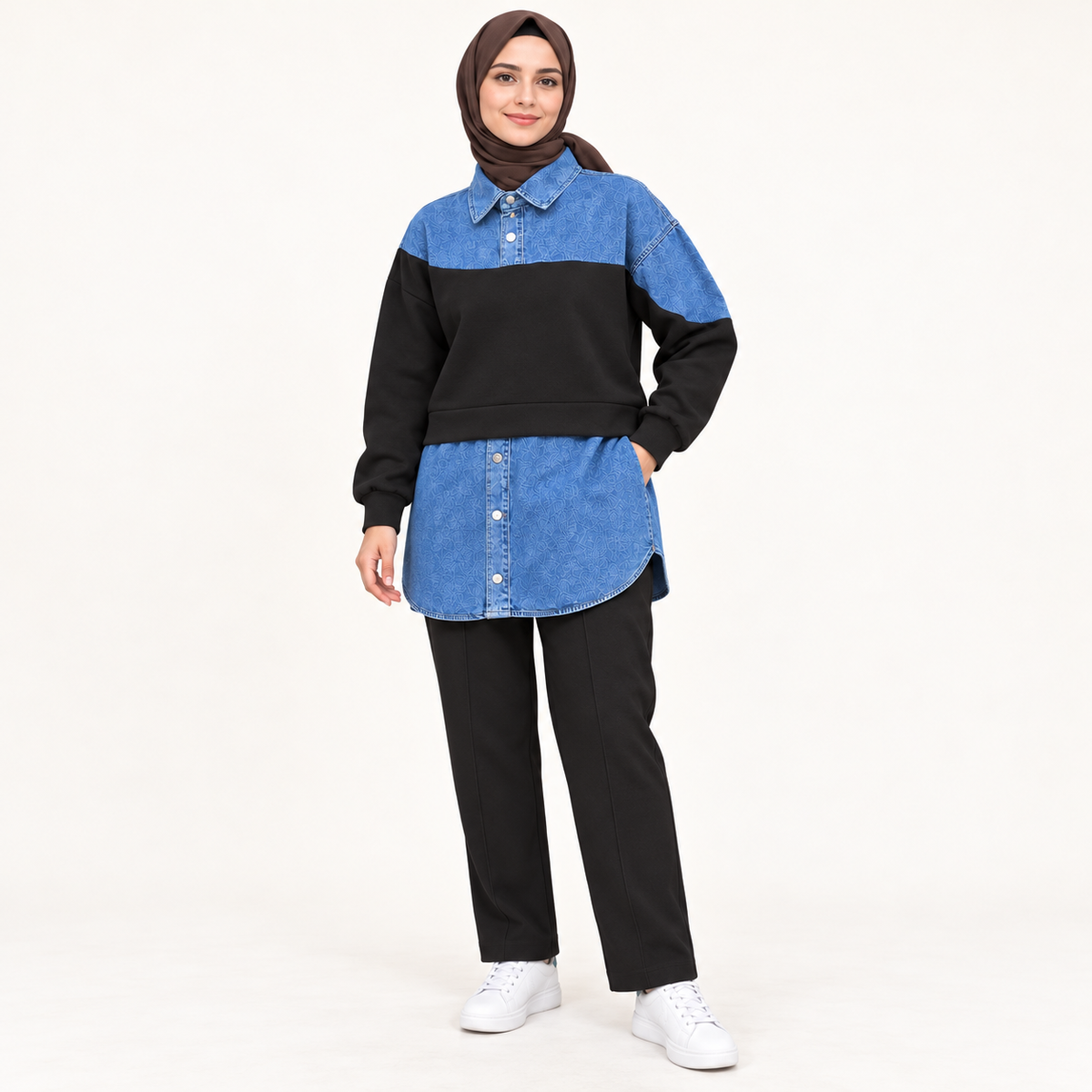 Ensemble bicolore avec empiècements jean et pantalon droit — Noir — photo studio