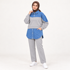 Ensemble bicolore avec empiècements jean et pantalon droit — Gris clair — photo studio