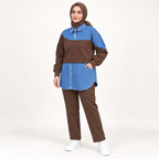 Ensemble bicolore avec empiècements jean et pantalon droit — Marron — photo studio