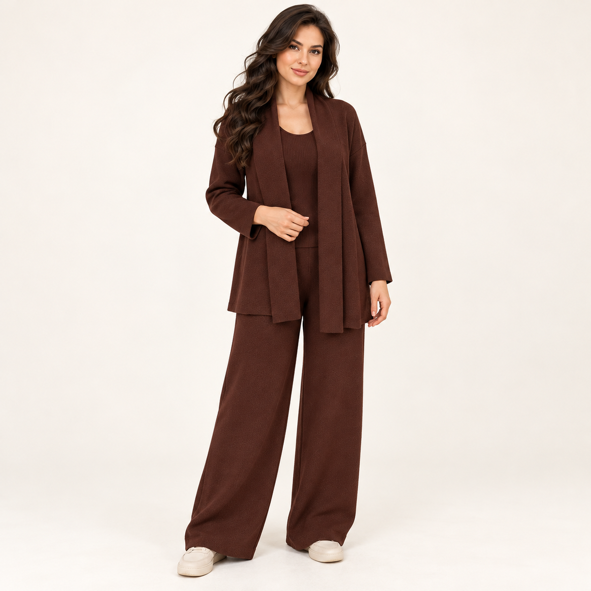 Ensemble maille trois pièces avec cardigan long ouvert — Marron — photo studio