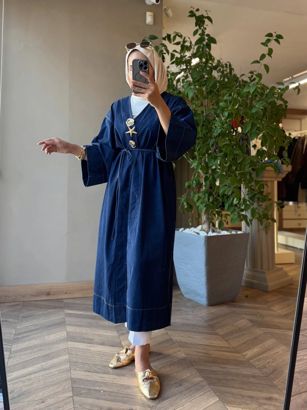 Kimono long en jean ceinturé avec broches décoratives – Bleu jeans