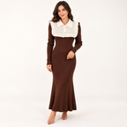 Robe longue côtelée à plastron volanté contrastant — Marron — photo studio
