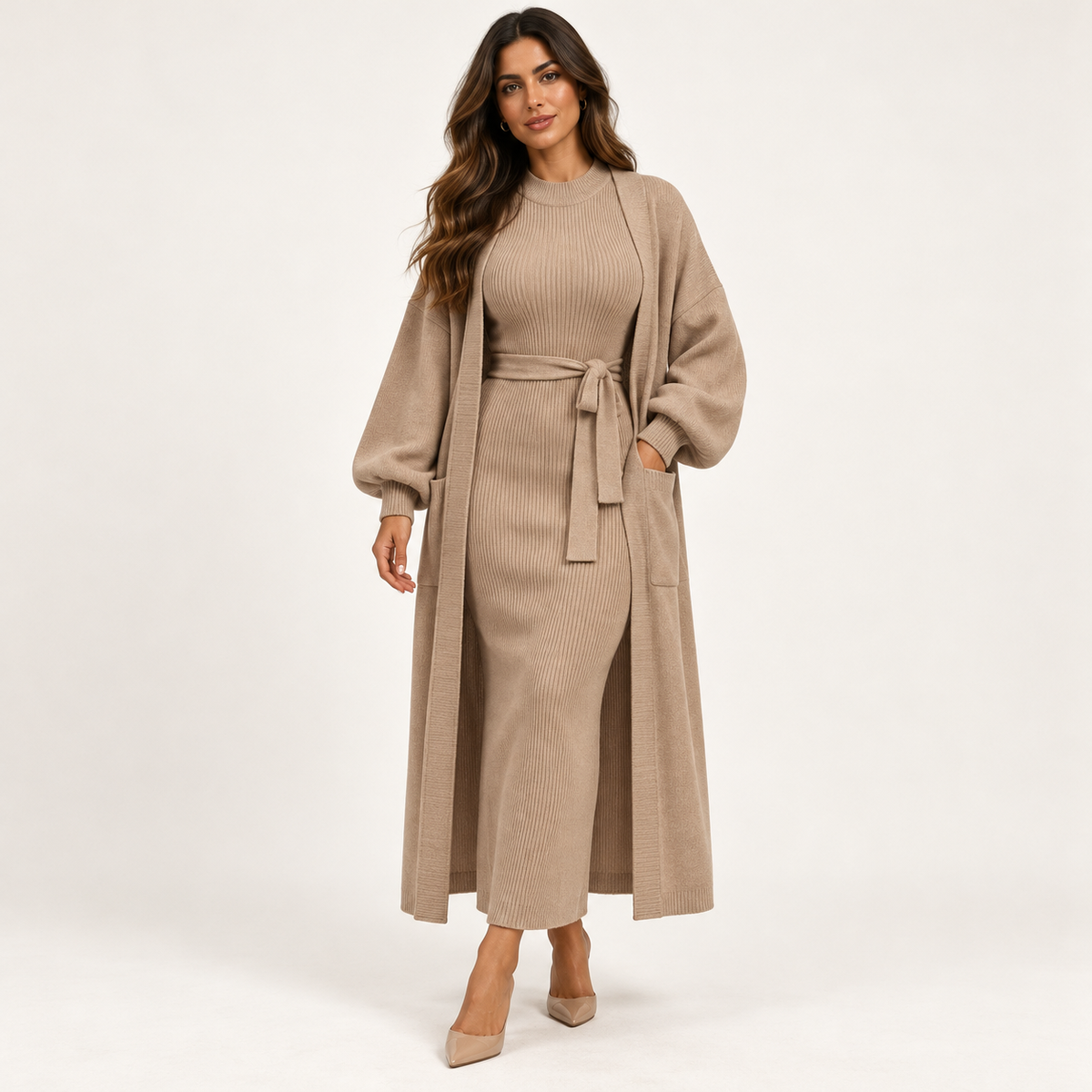 Robe longue ceinturée et kimono à manches bouffantes — Beige foncé — photo studio