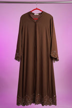 Abaya longue à manches ornées de strass — Chocolat