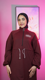 Robe longue à col montant demi-zippé — logo flouté