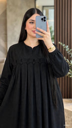 Robe ample en velours côtelé à plis et boutons décoratifs – Noir