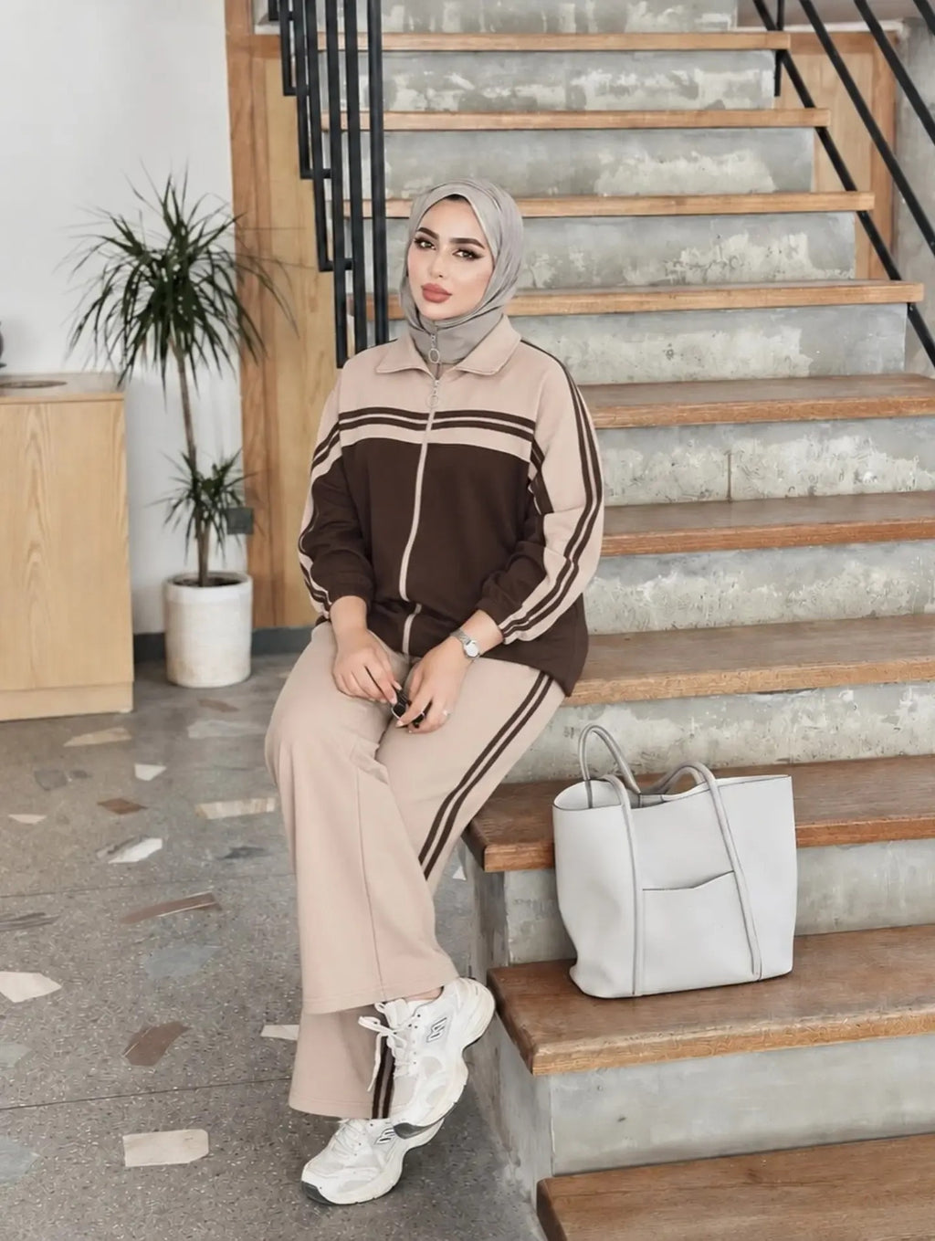 Ensemble en molleton à bandes contrastées et pantalon large – Beige