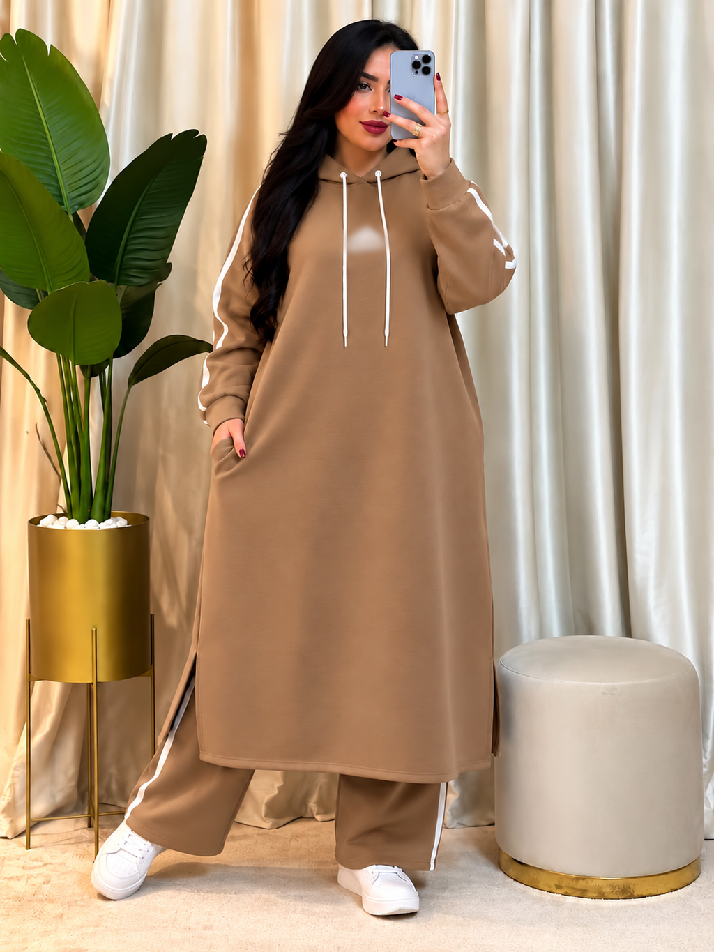 Ensemble femme à tunique longue à capuche et liserés blancs — Camel