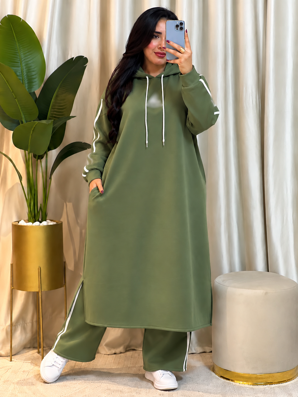 Ensemble femme à tunique longue à capuche et liserés blancs — Vert olive