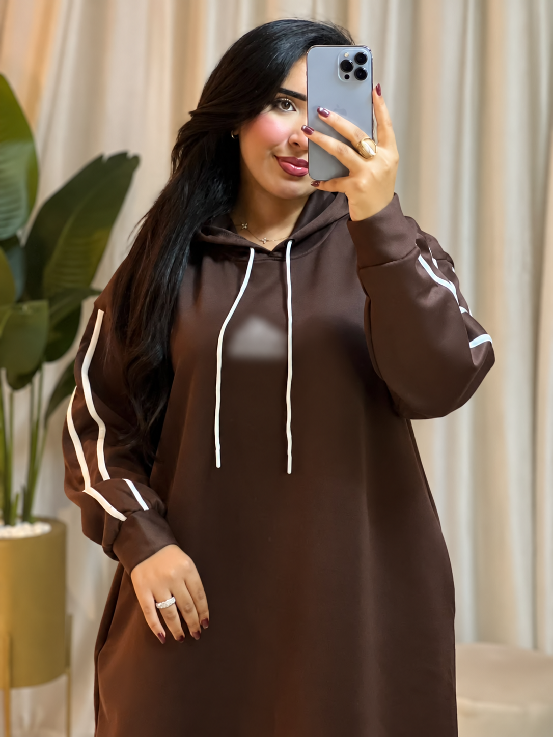 Ensemble femme à tunique longue à capuche et liserés blancs — Marron