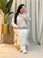 Ensemble femme à tunique longue à capuche et liserés blancs — Gris clair