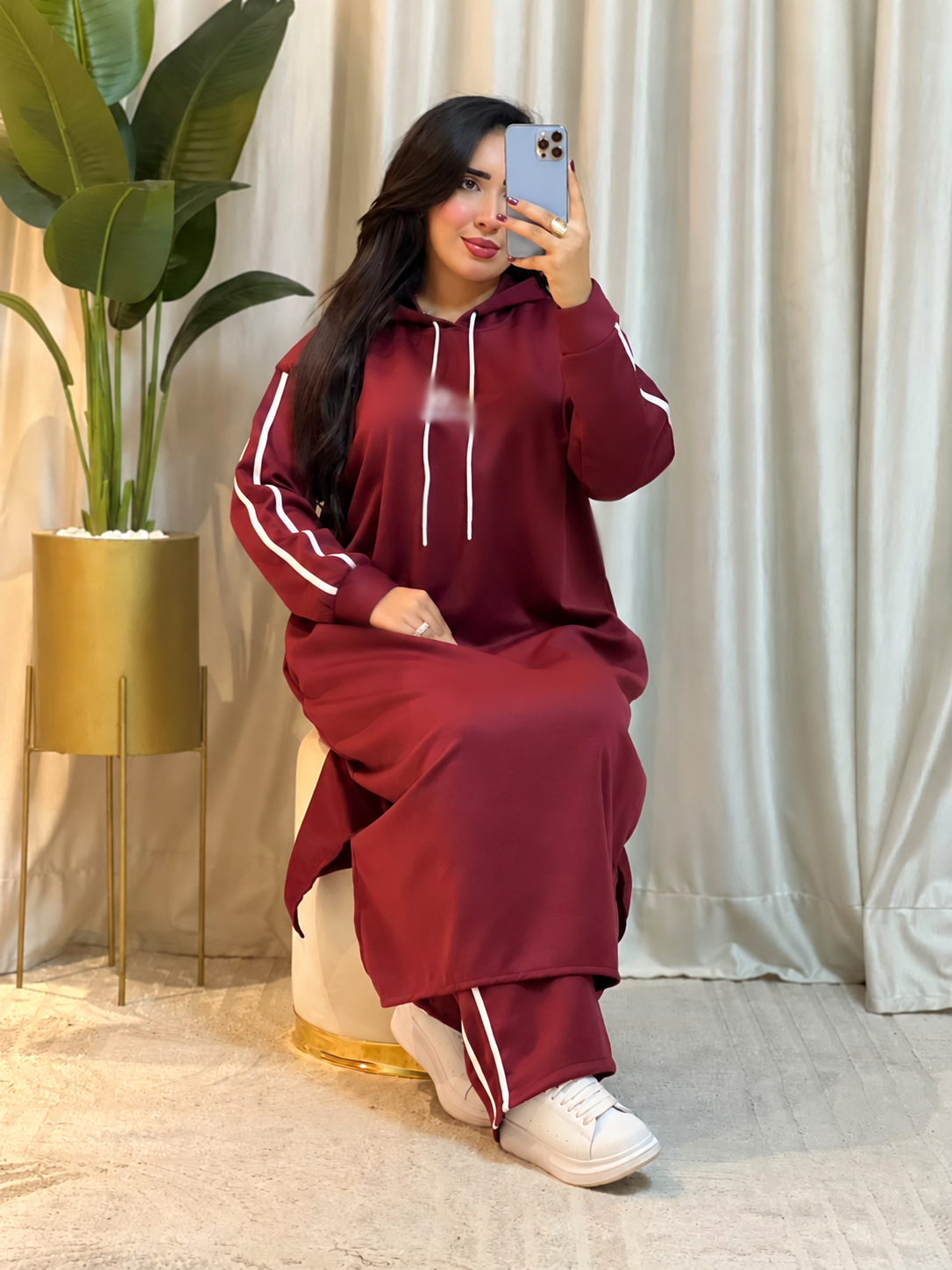Ensemble femme à tunique longue à capuche et liserés blancs — Bordeaux