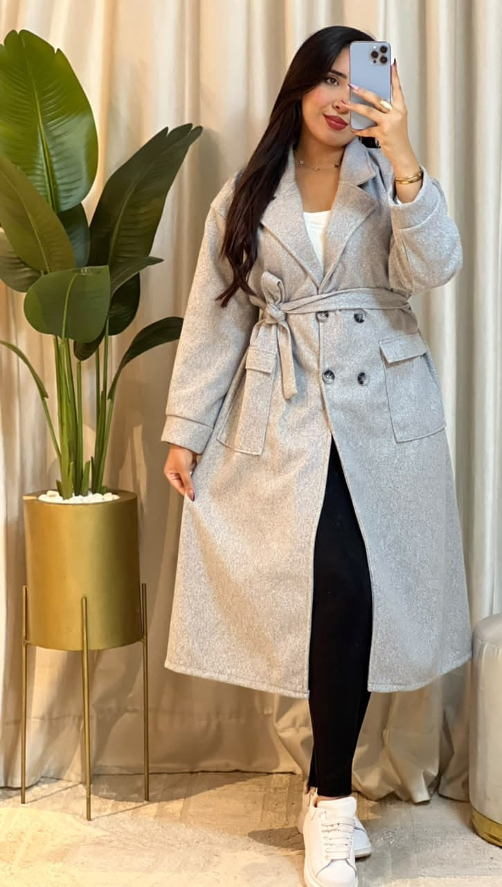 Manteau femme long ceinturé à double boutonnage — Gris clair
