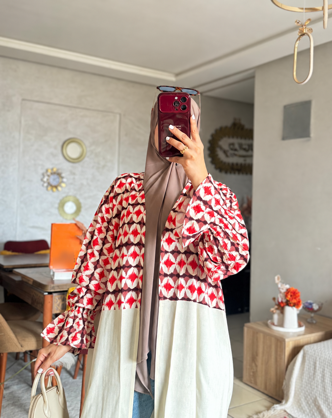 Kimono écru à empiècement géométrique rouge et brun et poignets volantés