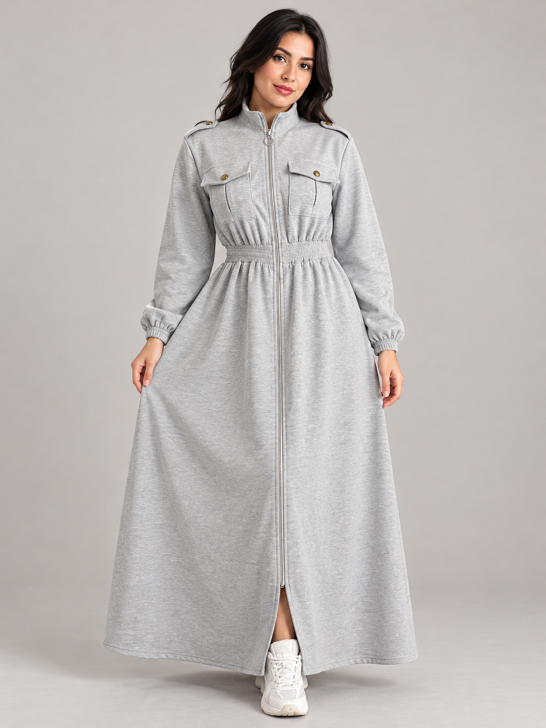 Robe longue évasée zippée à taille smockée et poches poitrine — Gris clair