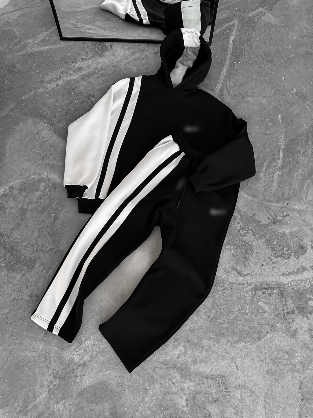 Ensemble homme à capuche et bandes contrastées — Noir — logos floutés