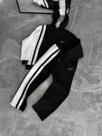 Ensemble homme à capuche et bandes contrastées — Noir — logos floutés