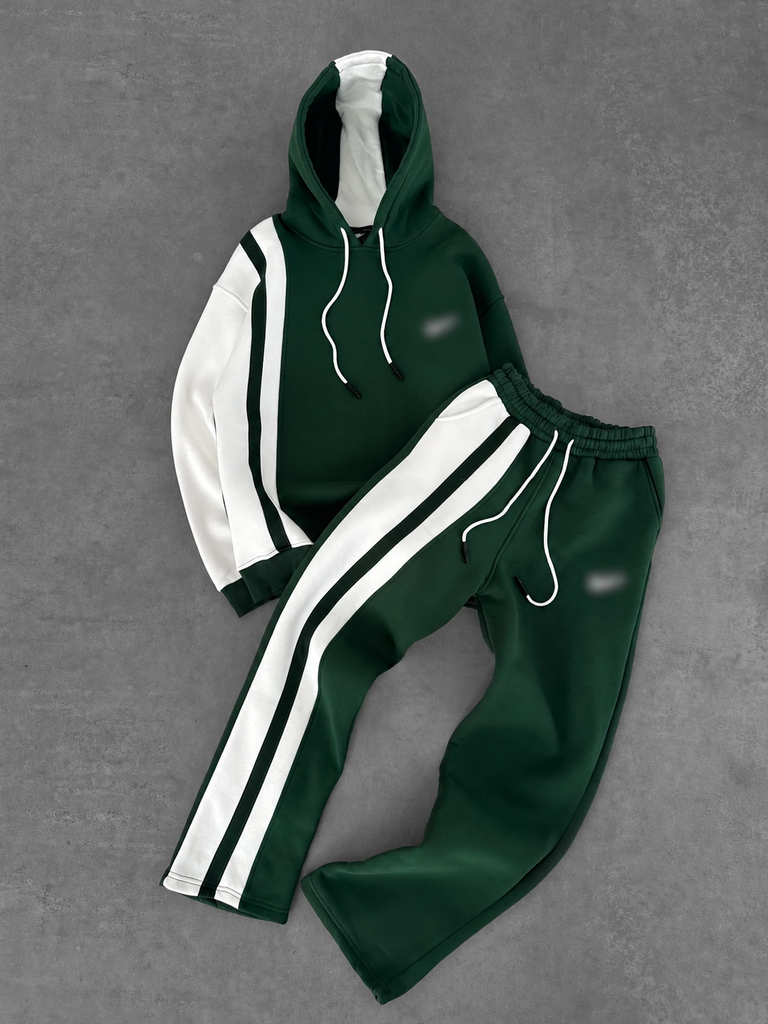 Ensemble homme à capuche et bandes contrastées — Vert — logos floutés