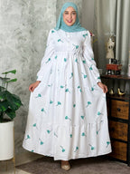 Robe longue blanche à motifs floraux et boutons devant — Motifs vert eau