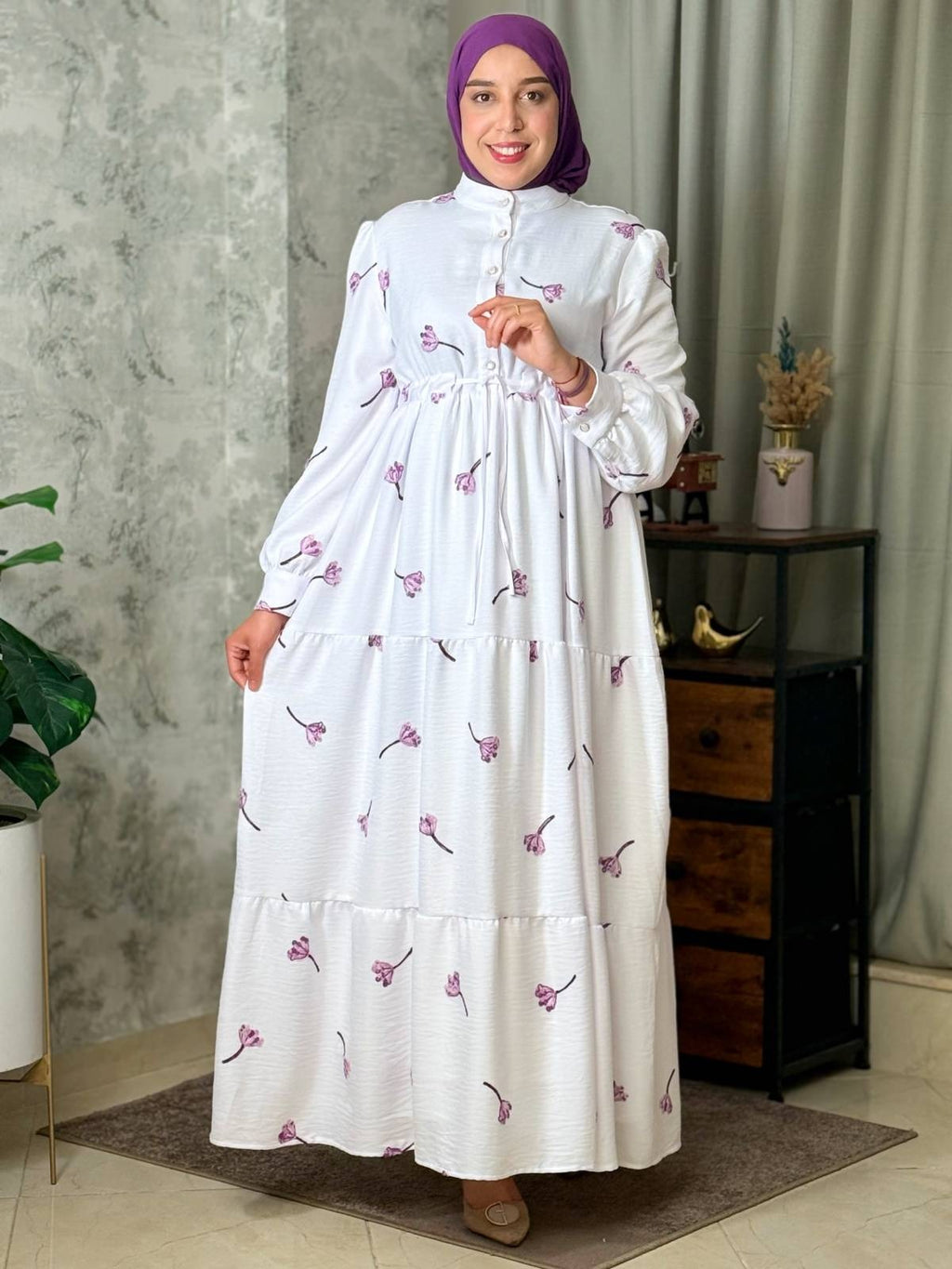 Robe longue blanche à motifs floraux et boutons devant — Motifs mauves