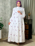 Robe longue blanche à motifs floraux et boutons devant — Motifs mauves