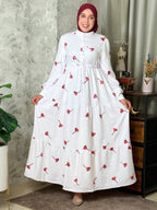 Robe longue blanche à motifs floraux et boutons devant — Motifs rouges