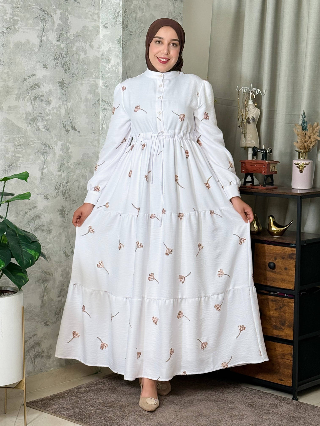 Robe longue blanche à motifs floraux et boutons devant — Motifs beiges