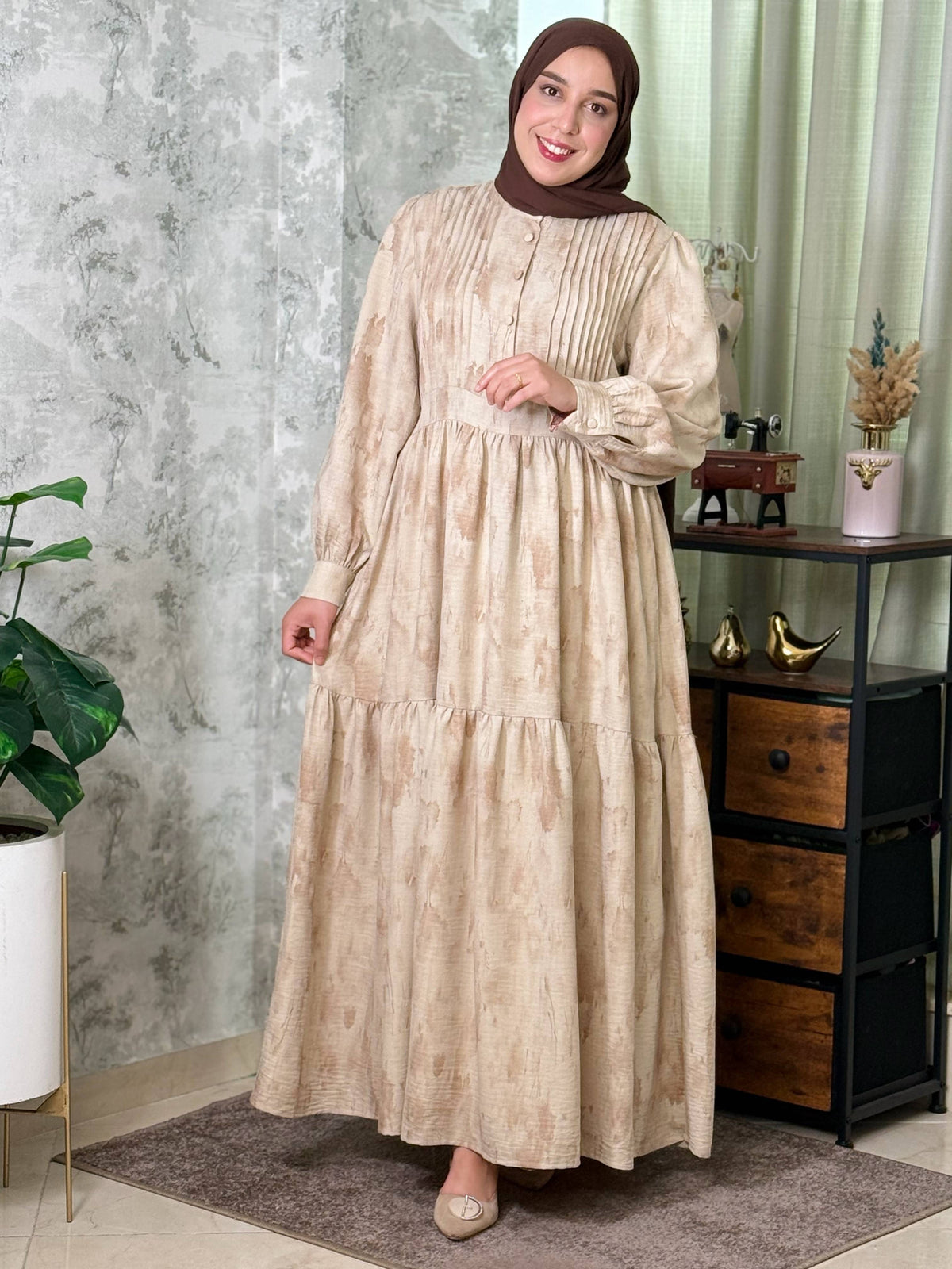 Robe longue beige à motifs et taille froncée — Beige