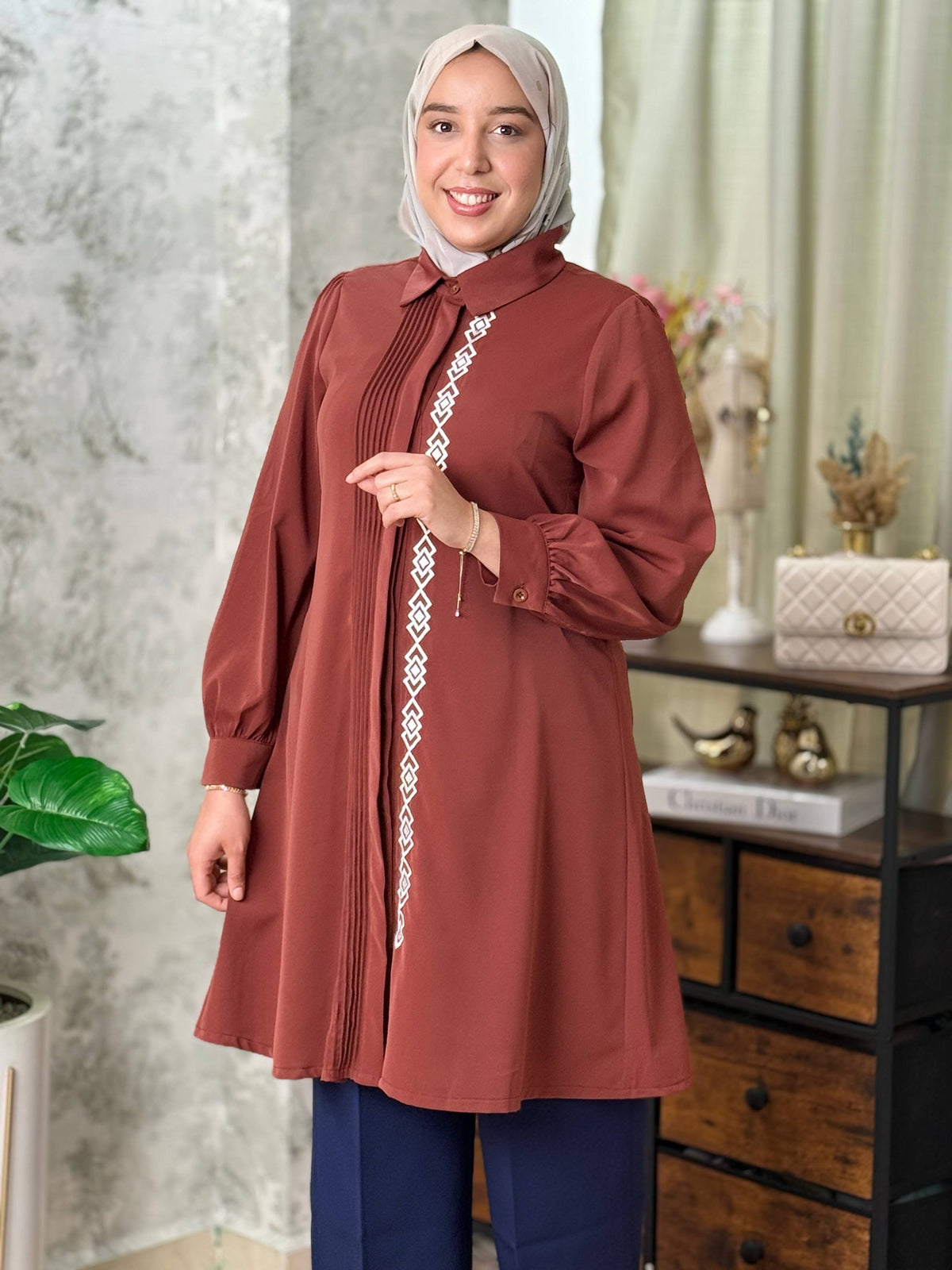 Chemise longue rouge brique à galon décoratif — Rouge brique