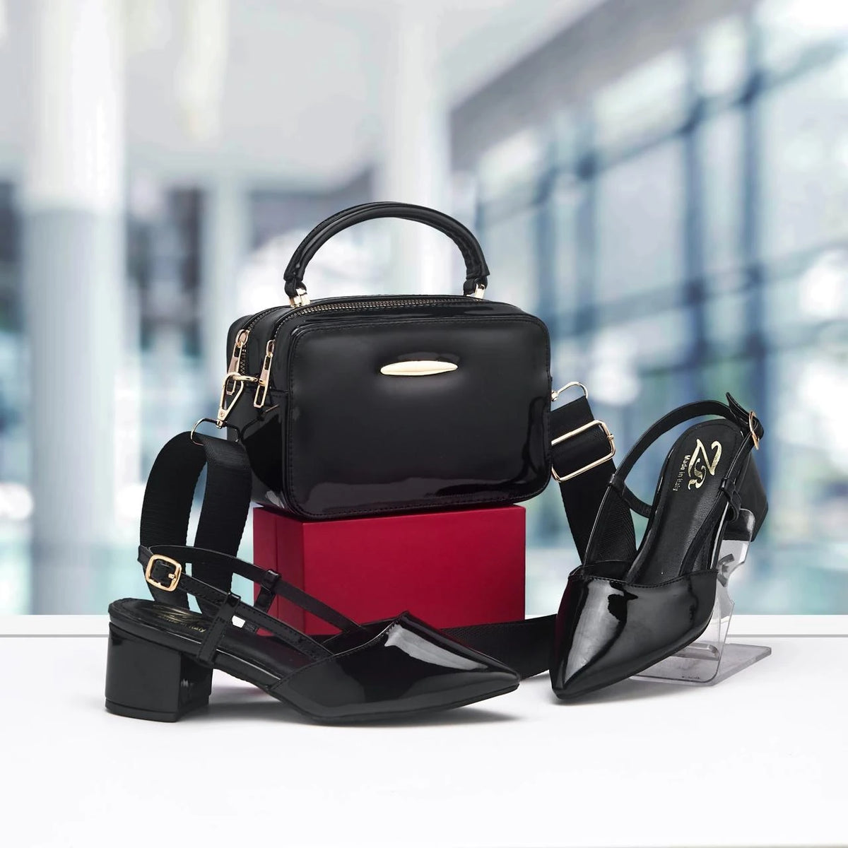 Ensemble mini sac rectangulaire et sandales à talon — Noir