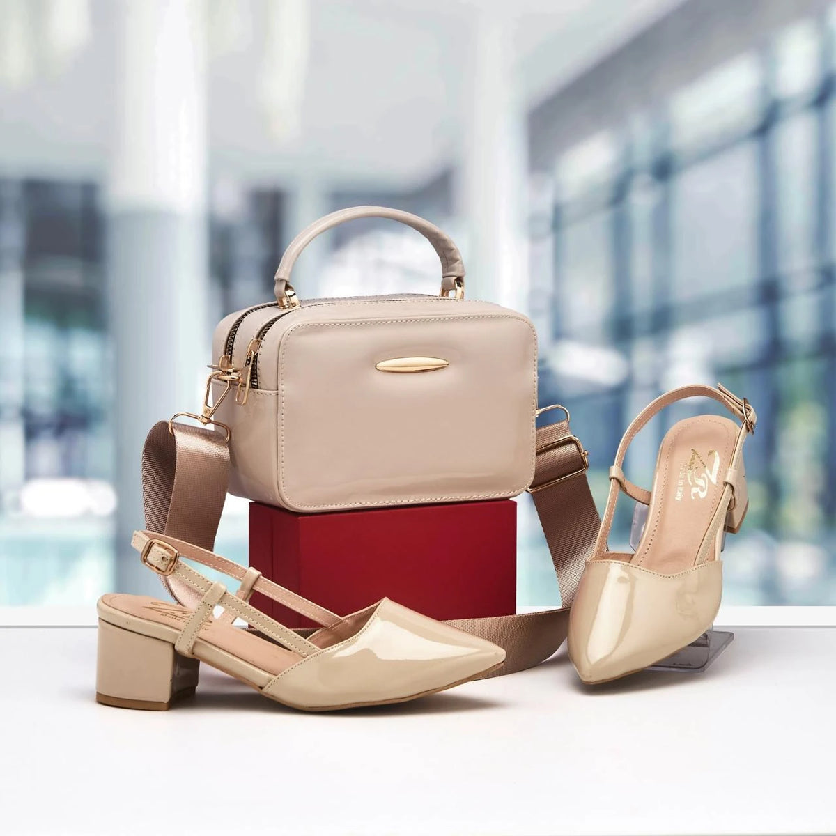 Ensemble mini sac rectangulaire et sandales à talon — Beige